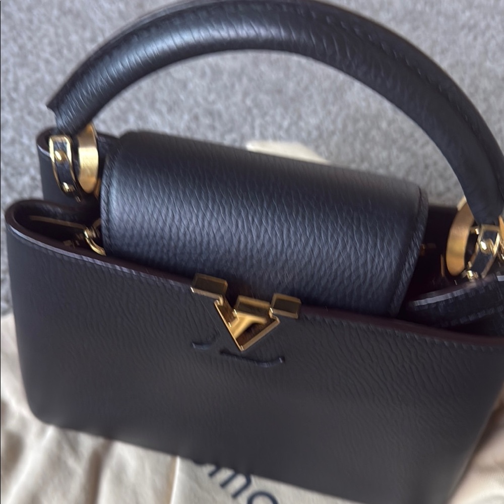 Louis Vuitton Black Crossbody Bag with Textured Leather - Picture 7 of 15